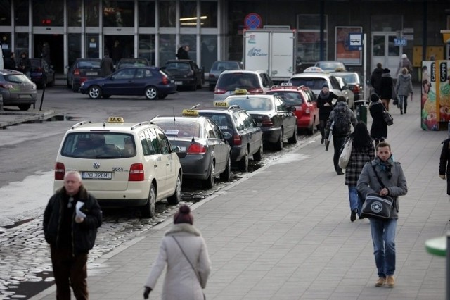 Taksówka z radio-taxi na postoju tuż przed dworcem? Nie ma szans. Tam rządzą niezrzeszeni.