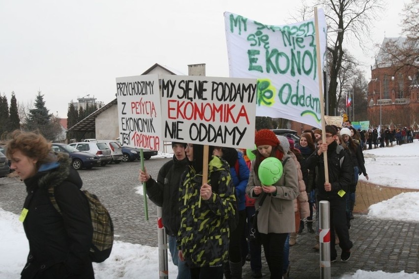 Pikieta uczniów Ekonoma w Raciborzu