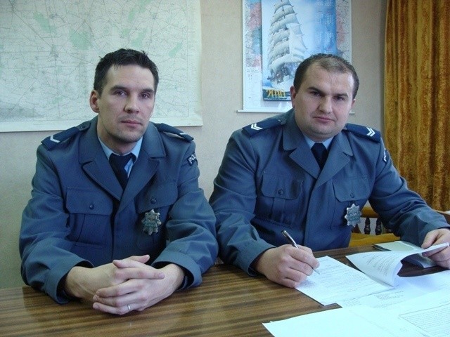 starszy sierżant Sławomir Pachliński i sierżant Łukasz Wawrzyniak uratowali życie kobiecie.