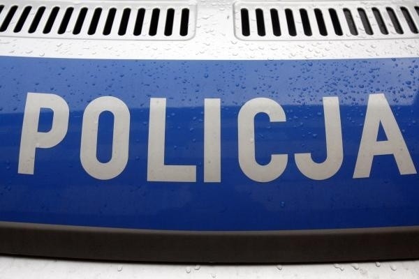 Troje nastolatków ściągnęli z dachu wieżowca policjanci w Pabianicach.