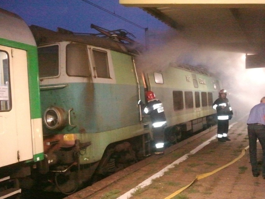 Strażacy gaszą lokomotywę na dworcu w Będzinie