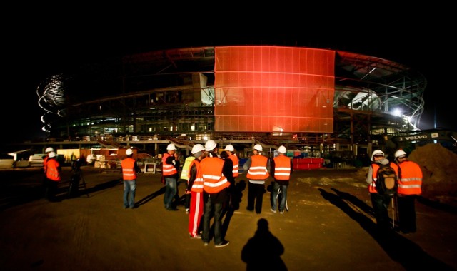 Iluminacja wrocławskiego stadionu ma być gotowa do Euro. Na zdjęciu podświetlenie naszej areny podczas prób