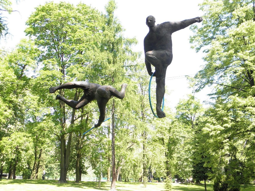 Balansujące rzeźby Jerzego Kędziory w Częstochowie