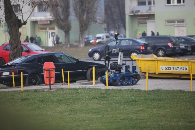 Pod samochodem zaparkowanym na osiedlowym parkingu przy ul. Batalionów Chłopskich 14 znaleziono podejrzaną paczkę. Bomba?