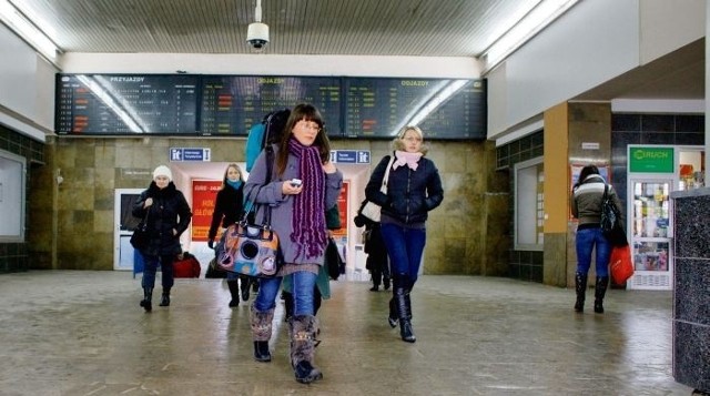 W nocy podróżni będą mogli czekać na pociąg  wyłącznie w  budynku Dworca Zachodniego, gdzie nie ma poczekalni