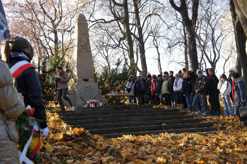 Cmentarz na Skałce sprzątały dzieci z SP nr 69 w Poznaniu