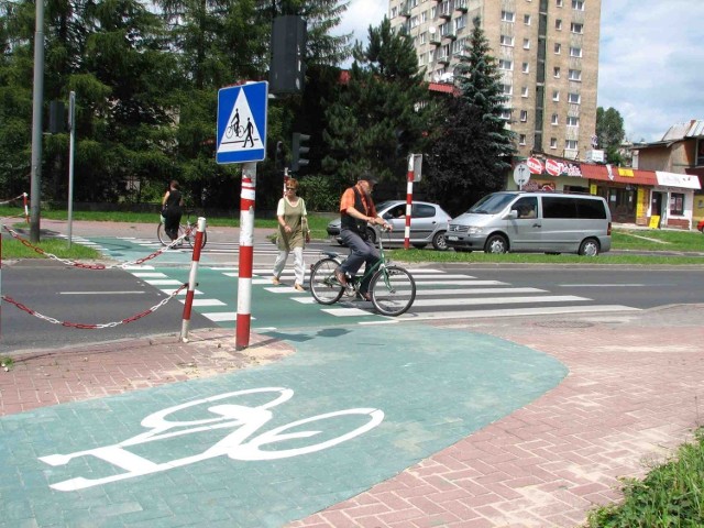 Przejazd rowerowy przez ul. Dekabrystów, dalej ścieżka dla cyklistów już się kończy
