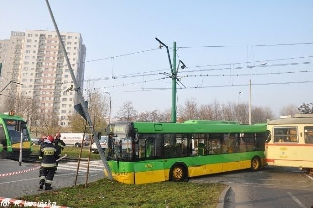 Poznań: Tramwaj zderzył się z autobusem na rondzie Rataje! 