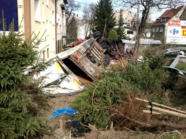 Wypadek na rondzie w Kłodzku. Przewrócił się tir (ZDJĘCIA)