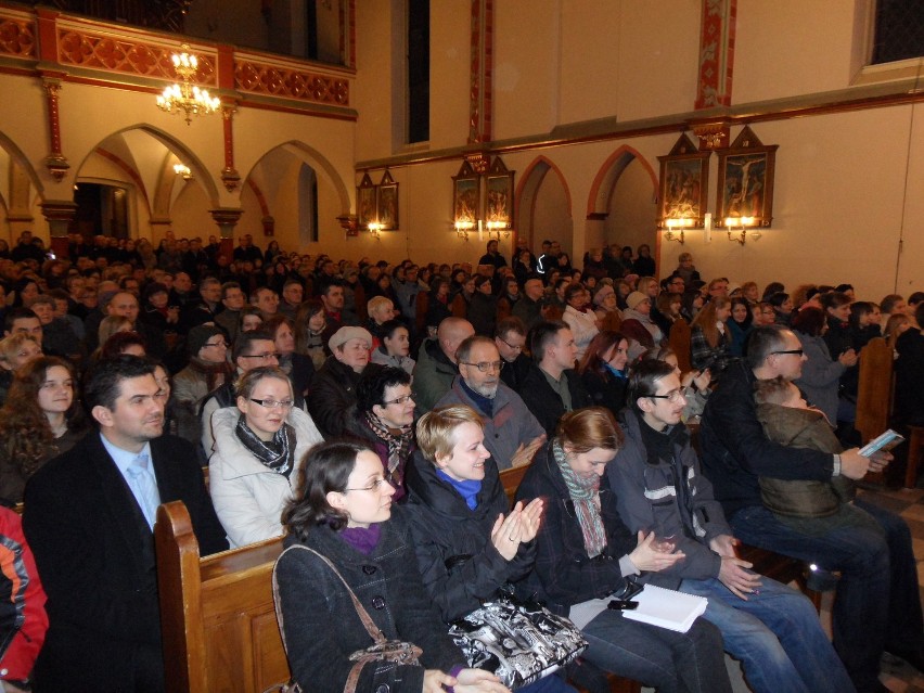 Wierni z parafii w tarnogórskiej Strzybnicy na spotkaniu z...