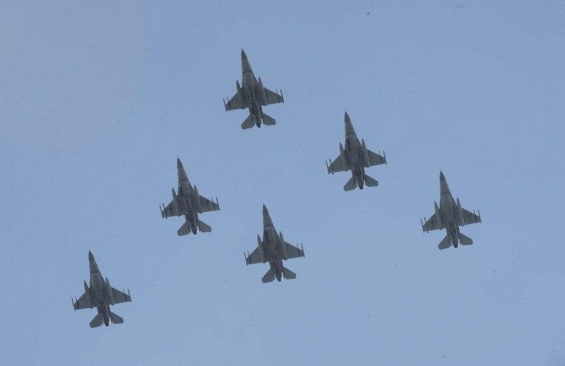 Samoloty F-16 z bazy w Krzesinach latały nad Warszawą [ZDJĘCIA]