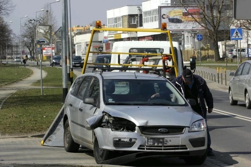 Wrocław: Wjechał w znak i uciekł. Miał trzy promile (ZDJĘCIA)