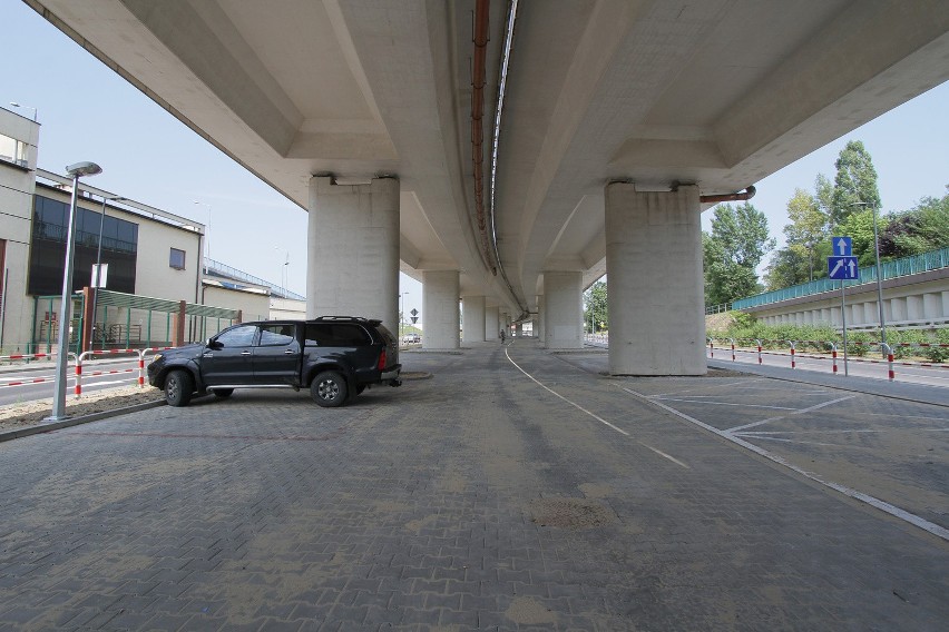 Kraków: duży parking pod estakadą w centrum [ZDJĘCIA]