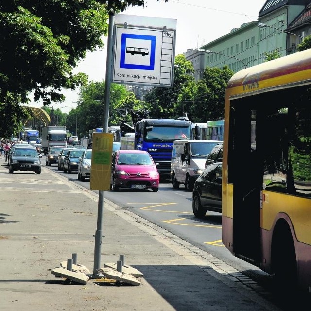 Bezmyślnie zlokalizowany przystanek autobusowy powoduje gigantyczne korki