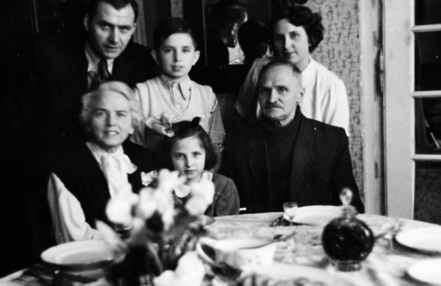 Siedzą Janina i Józef Pełczyńscy. Stoją Stanisław i Janina Pełczyńscy. W środku mały Ryszard i jego siostra Ewa