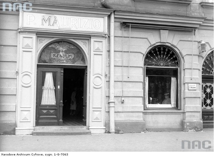 Fragment budynku z wejściem do cukierni P.Maurizio (1938)....