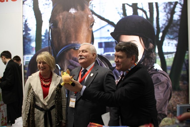 Były prezydent Lech Wałęsa również sfotografował się z maskotką Łódzkich Szlaków Konnych.