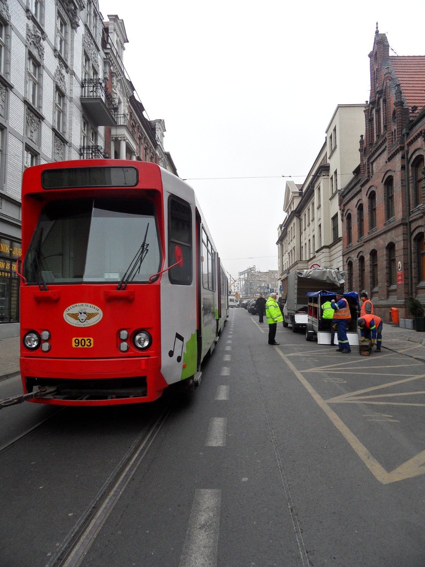 Przy rynku w Katowicach wykoleił się tramwaj