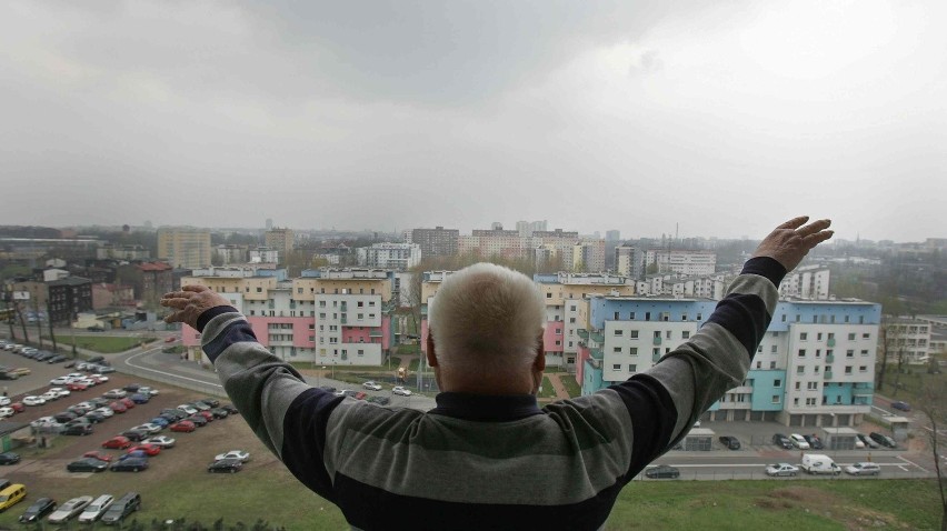 Erwin Sówka na balkonie mieszkania w Zawodziu