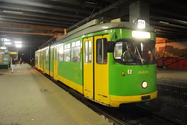 Dzisiaj kursuje w Poznaniu tylko jeden tramwaj nocny. N21 jeździ trasą PST do centrum miasta
