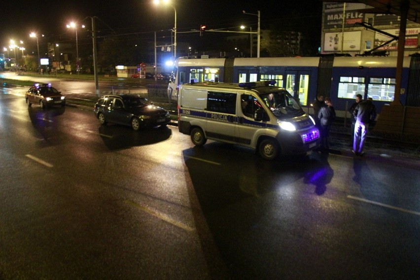 Wrocław: BMW na torowisku. Legnicką nie jeździły tramwaje do centrum (ZDJĘCIA)