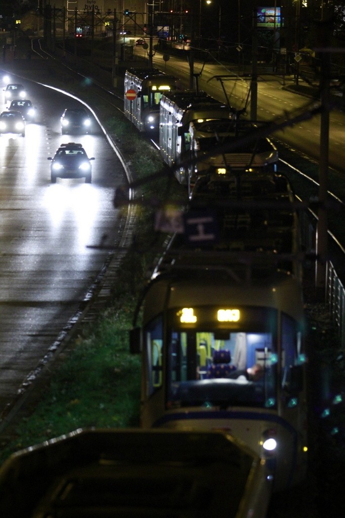 Wrocław: BMW na torowisku. Legnicką nie jeździły tramwaje do centrum (ZDJĘCIA)