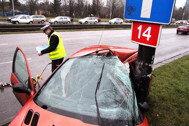 Ciężko ranny młody kierowca w wypadku na Rydza Śmigłego