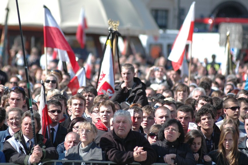 Tłumy uczestniczyły w mszy na krakowskim Rynku (ZDJĘCIA)