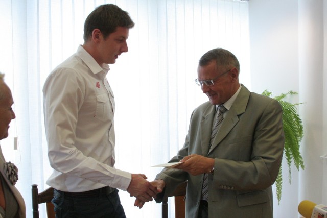 Pływak Konrad Czerniak otrzymał nagrodę finansową od prezydenta Puław