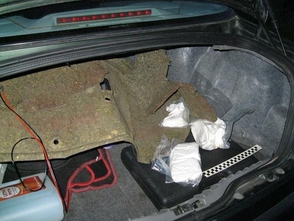 Policjanci znaleźli narkotyki w bagażniku samochodu.