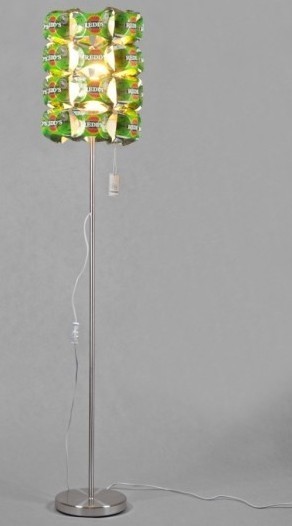 Ekologiczna artystyczna lampa z kloszem z puszek piwa
