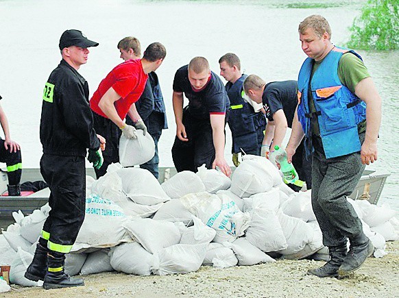 Mieszkańcy Czernej koło Głogowa układali worki z piaskiem