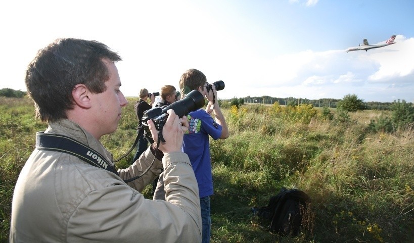 W Pyrzowicach spotter patrzy w niebo ZDJĘCIA