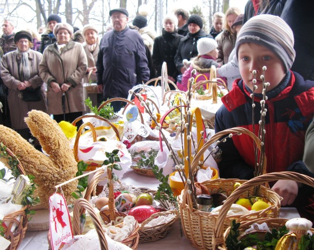 Święcenie pokarmów w kościele parafii o. franciszkanów w Chorzowie Klimzowcu