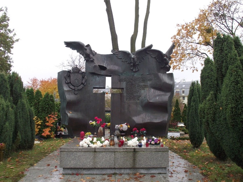 Wrocław: Wandale wyrwali orła z pomnika Orląt Lwowskich (ZOBACZ ZDJĘCIA)