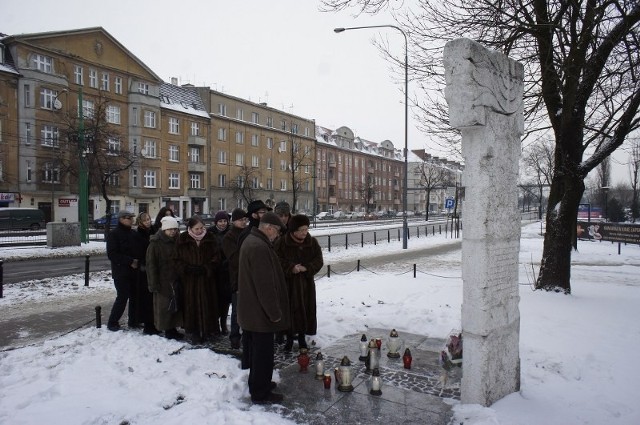 Pod Pomnikiem Ofiar Obozów Pracy złożono kwiaty i zapalono znicze.