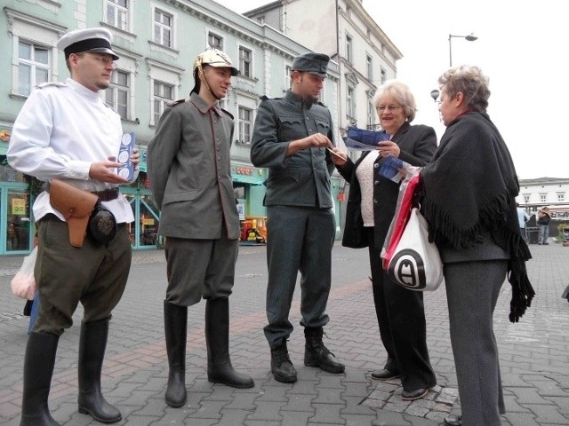 Anna Pająk i Krystyna Czechowska, uczestniczki miejskiej gry obok &quot;oficerów&quot; trzech wojsk