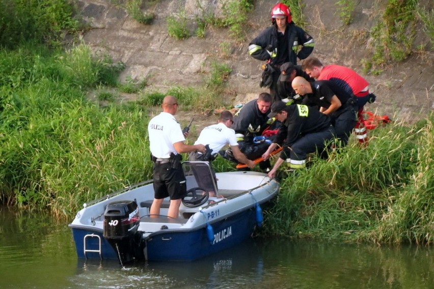 Tragedia przy mostach Mieszczańskich. Mężczyzna utonął w Odrze (ZDJĘCIA)