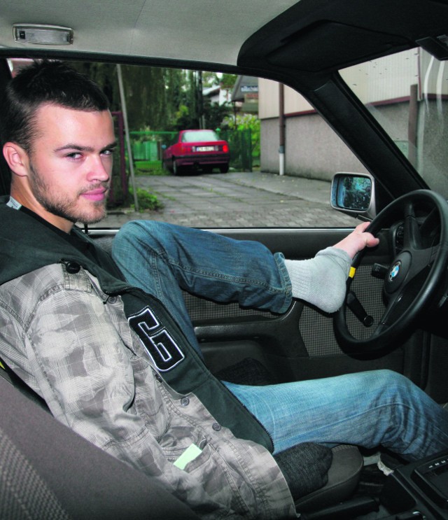 Bartek Ostałowski za kierownicą swojego BMW