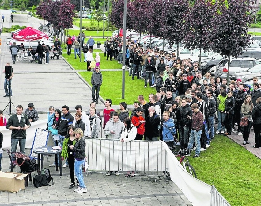 W kolejce do skoku pod aquaparkiem stało kilkaset osób