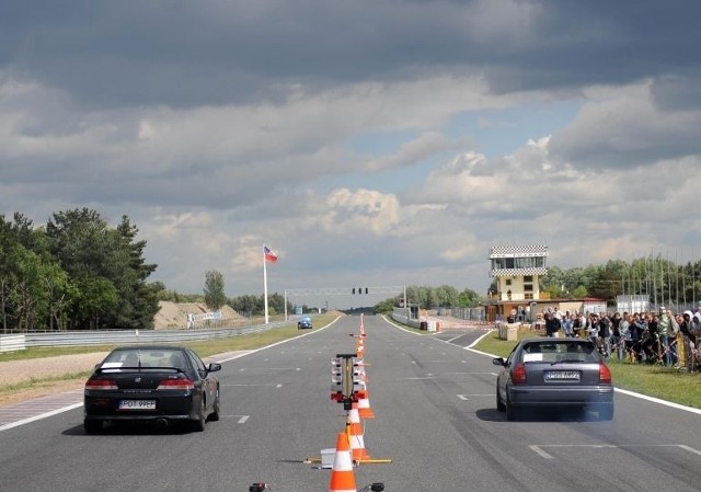 W sobotę Torze Poznań odbył się pierwszy wyścig podrasowanych samochodów