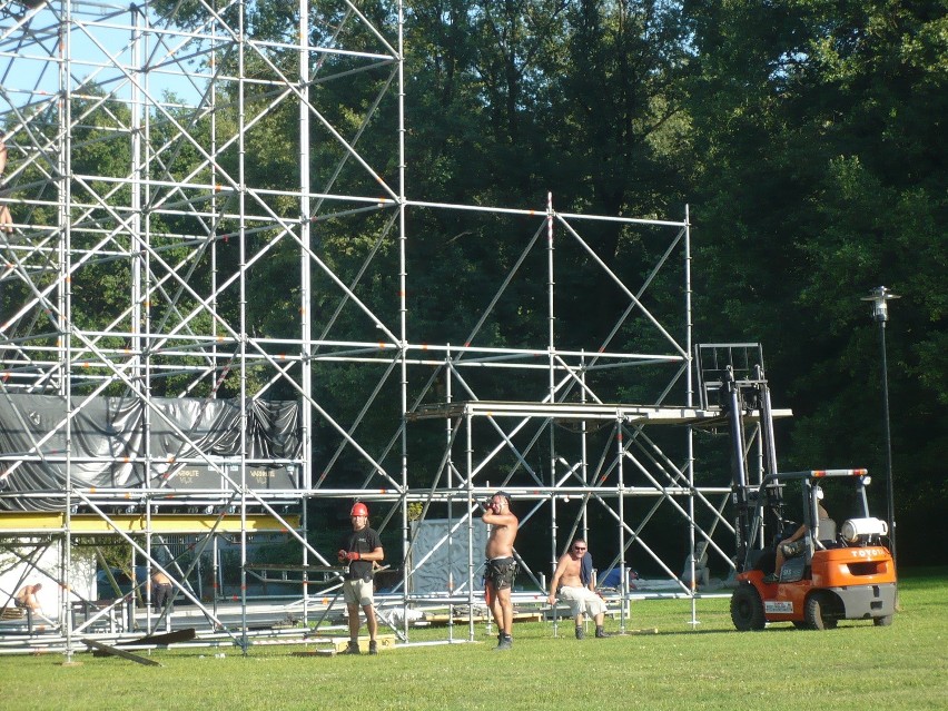 OFF Festival 2012: Gotowa jest już konstrukcja sceny głównej [ZDJĘCIA i WIDEO]