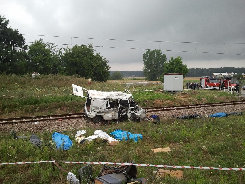 9 osób nie żyje. W Bratoszewicach bus wjechał pod pociąg.