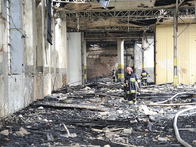 Ruszyło śledztwo w sprawie pożaru zajezdni Dąbrowskiego w Łodzi.