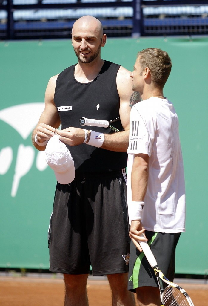 Marcin Gortat gra w tenisa