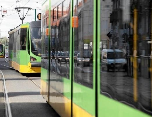 Ruch tramwajowy został wstrzymany przez samochód, który zaparkował na torowisku.