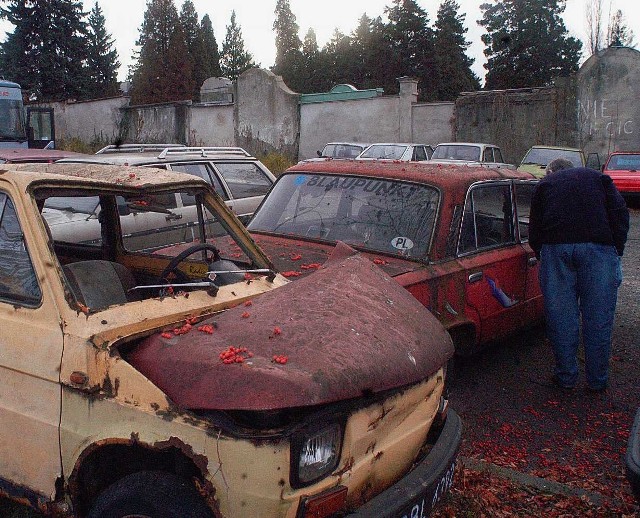 Takich samochodów na parkingu Domeny jest około 60