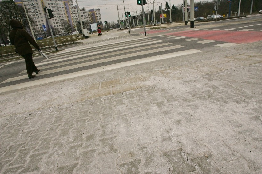 Wrocław: Biało na Pilczyckiej. To nie śnieg, to sól (ZDJĘCIA)