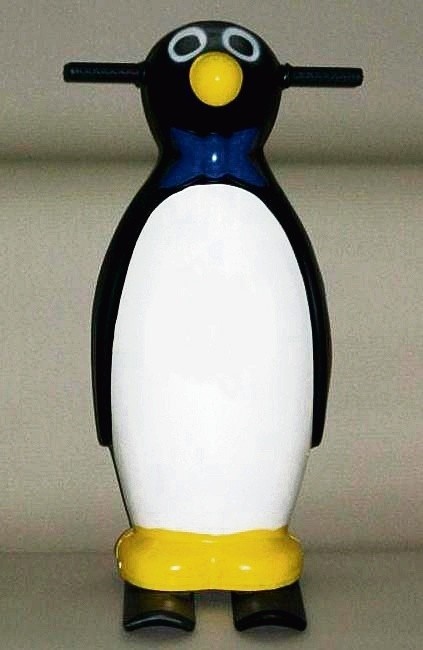 Pingwin-pomocnik łyżwiarzy, na lód wyjedzie w styczniu
