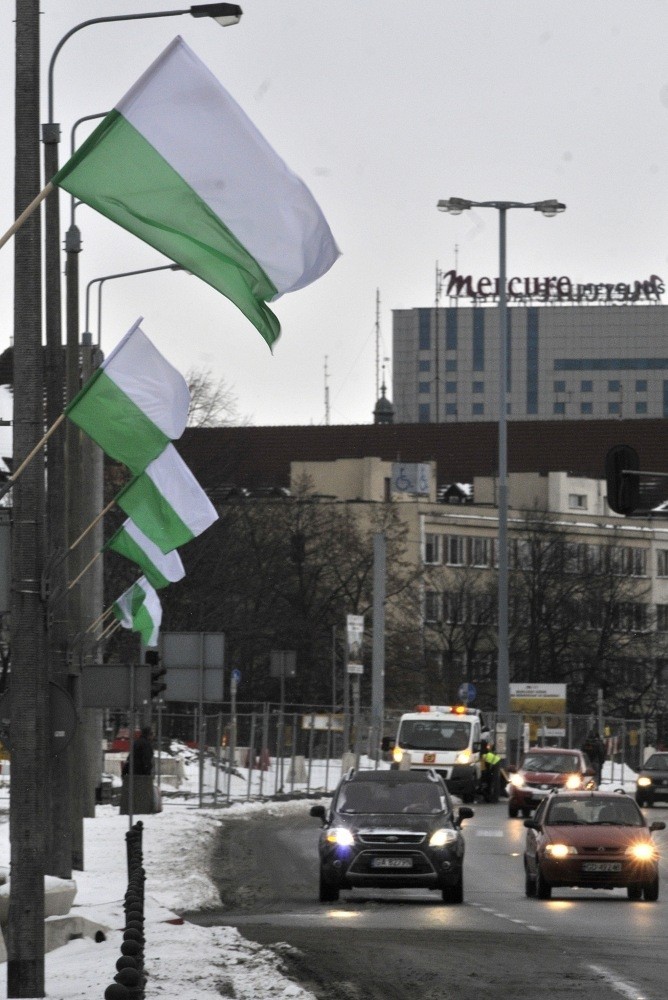 Rusza akcja promocyjna &quot;Biało-zielony Gdańsk&quot;. Flagi z barwami Lechii Gdańsk ozdobiły miasto ZDJĘCIA